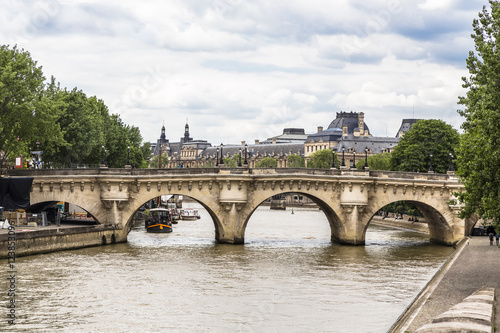 oldest arch bridge in Paris