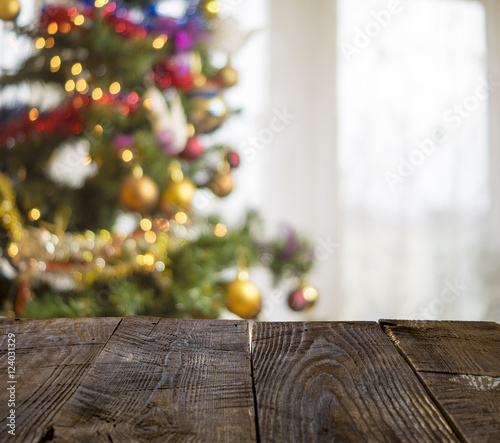 Drewniany,rustykalny stół,w tle ozdobiona ,świąteczna choinka