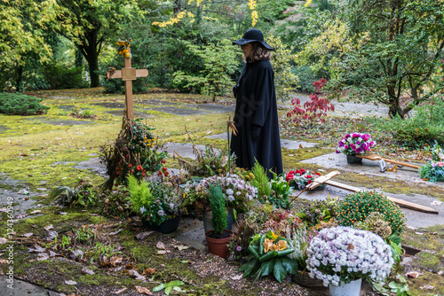 Veuve en noir au cimetière colombarium.