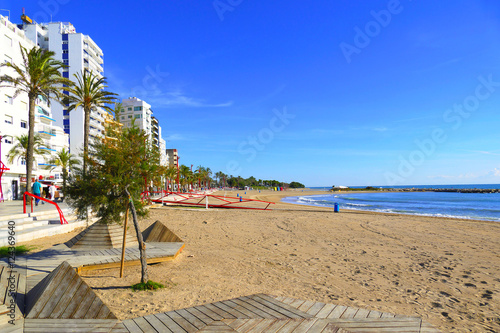 pueblo de Vinaros edificios y plaza al lado derl mar en castellon de la plana valencia españa