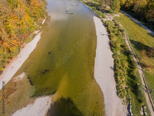 Luftbild Drohnenflug über Fluss in München
