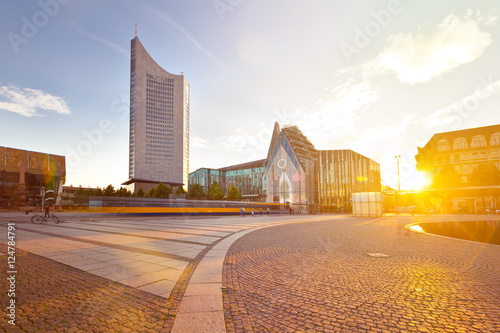 Augustusplatz in Leipzig mit dem Cityhochhaus und der Universität.