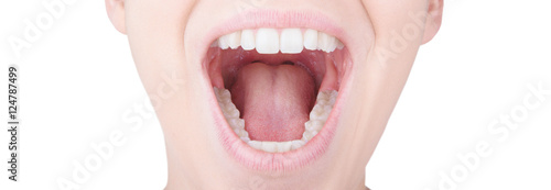 Bocca aperta con denti bianchi e lingua 