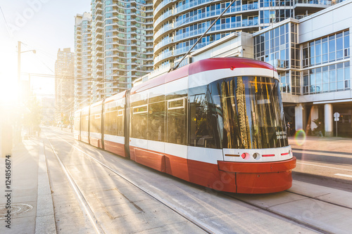Nowożytny tramwaj w Toronto śródmieściu przy zmierzchem