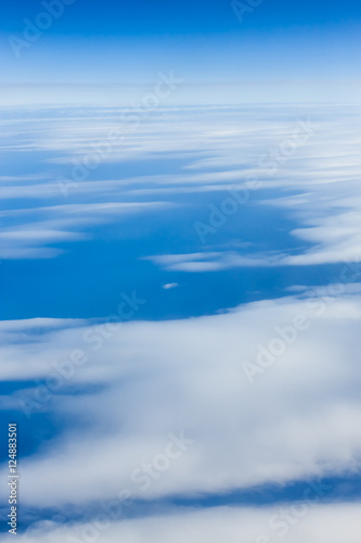 Piękny widok z samolotu na horyzont - błękitne niebo nad chmurami i ocean