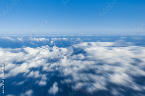 Dynamiczny widok z samolotu na horyzont z niebem i chmurami 