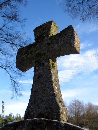Omszały kamienny krzyż cmentarny