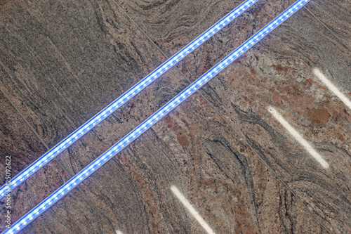 Oświetlenie LED zamontowane w marmurowej posadzce