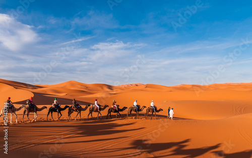 Karawane in den Dünen der Sahara bei Merzouga (Erg Chebbi); Marokko