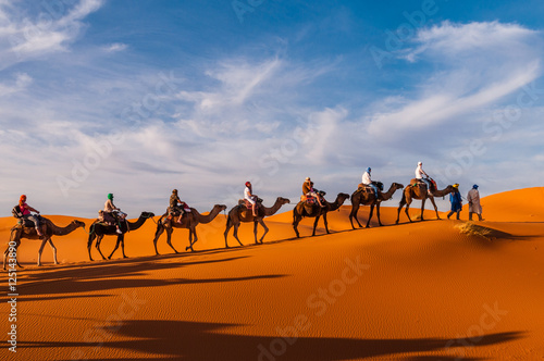 Karawane in den Dünen der Sahara bei Merzouga (Erg Chebbi); Marokko