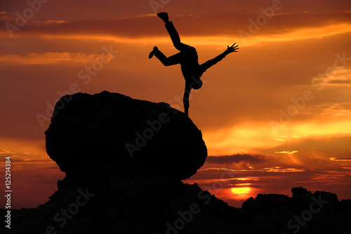 saut dynamisme énergie contre jour silhouette homme libre liberté