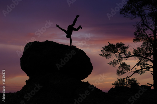 saut dynamisme énergie contre jour silhouette homme libre liber