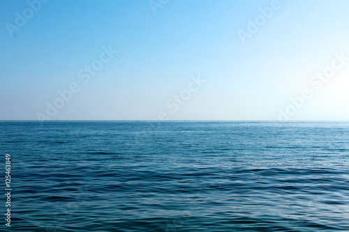 horizon de la mer méditerranée, vue sur l'océan, seule et isolée