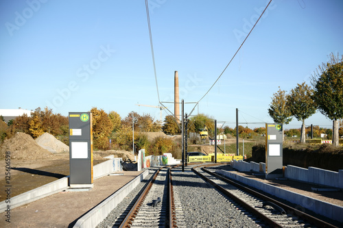 Neue Haltestelle / Eine neu gebaute Schienenstrecke für Straßenbahnen mit einer Haltestelle an der Fachhochschule Mainz.