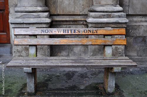 Città del Capo, 30/09/2009: la panchina Solo per Non Bianchi a Queen Victoria Street realizzata dall'artista Roderick Sauls per ricreare le panchine per bianchi e neri usate durante l'apartheid