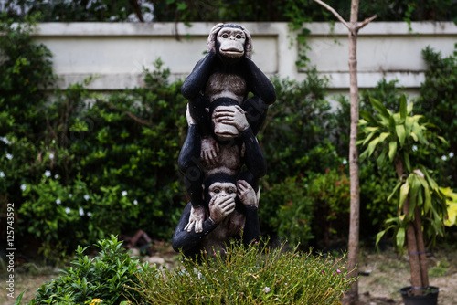 monkey statues with hand sign