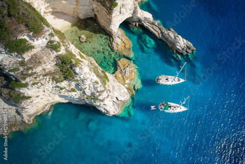 Żaglówki w pięknej zatoce, wyspa Paxos, Grecja