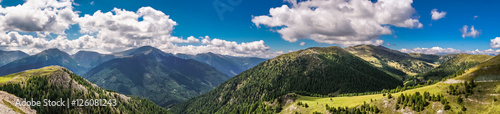 Gipfel in den Hochalpen von Österreich in Kärnten unter Schäfchenwolken als Panoramabild