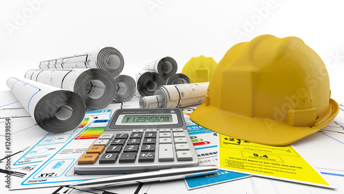Planos enrollados para la construcción de una casa junto a un casco de protección, una calculadora y etiquetas de eficiencia energética. 