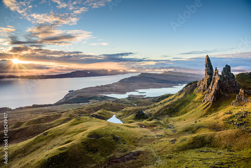 Wschód słońca w najpopularniejszej lokalizacji na wyspie Skye - The Old Man of Storr - piękna panorama niesamowitej scenerii z żywymi kolorami i malowniczą panoramą - symboliczna atrakcja turystyczna