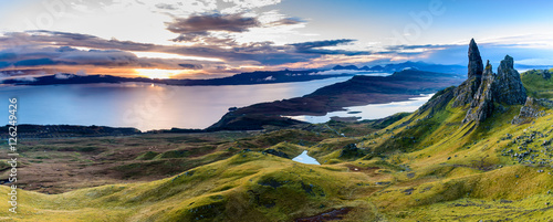 Wschód słońca w najpopularniejszej lokalizacji na wyspie Skye - The Old Man of Storr - piękna panorama niesamowitej scenerii z żywymi kolorami i malowniczą panoramą - symboliczna atrakcja turystyczna