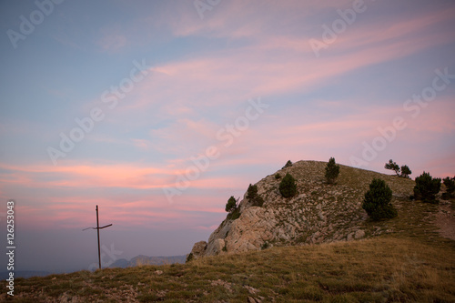 Amanecer y cruces en la cima de la Gallina Pelada, Berguedà