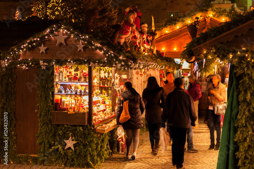 Weihnachtliche Hütten und Verkaufsstände des Stuttgarter Weihnachtsmarkt 