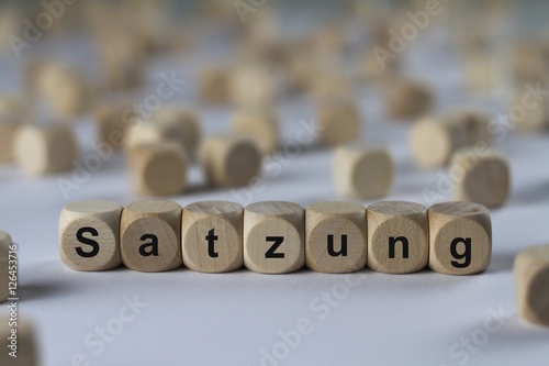 Satzung - Holzwürfel mit Buchstaben