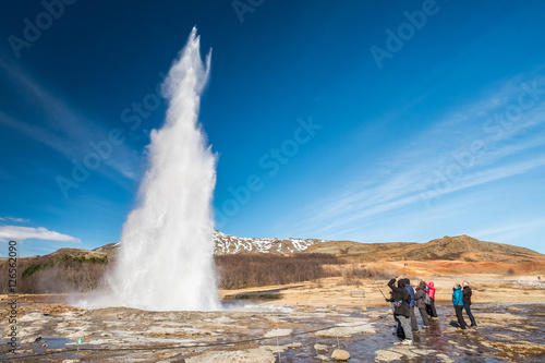 Wybuch geysiru Strokkur, Golden Circle, Islandia