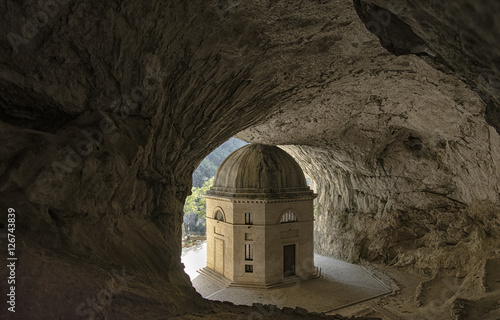 Un abbraccio roccioso. Il Tempio di Valadier