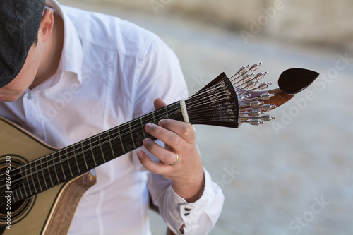 Cantando Fado y tocando guitarra portuguesa 