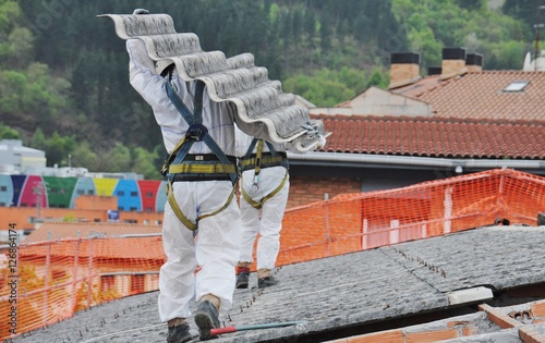 Trabajadores de amianto retiran tejado de fibrocemento en Mondragon (Guipuzcoa)