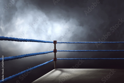 Widok regularnego ringu bokserskiego otoczonego niebieskimi linami