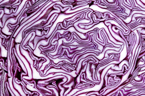 Abstraktes Muster in einem durchgeschnittenen Rotkohl in Nahaufnahme