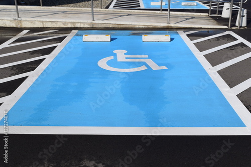 障害者用駐車場 車椅子マーク