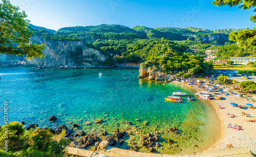 Piękna plaża i łódź w Paleokastritsa, Corfu wyspa, Grecja