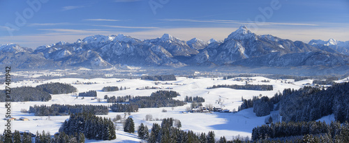 Winterlandschaft im Allgäu bei Füssen mit Berge