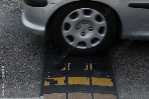 Reductor de velocidad o banda de frenado, brusca variación que sobresale del pavimento y lo atraviesa de lado a lado, para inducir a los conductores a reducir la velocidad de su vehículo.