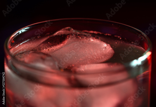 szklanka z napojem z kostkami lodu - zbliżenie