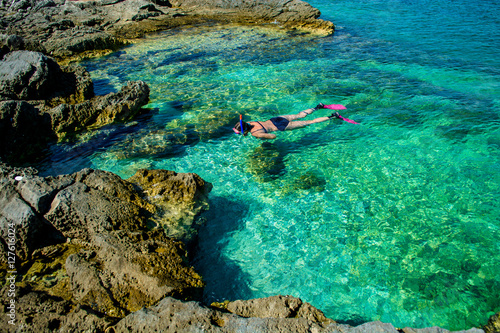 Schöne Frau im Bikini Schnorchelt durch Türkises Wasser an der Küste