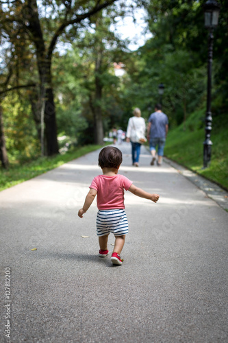 Niño pequeño andando primeros pasos