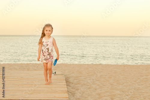 dziewczynka na slonecznej plazy