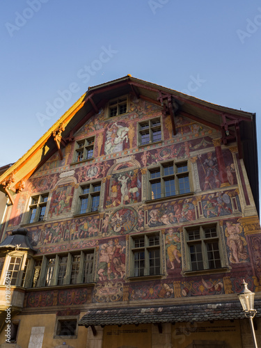 fachada con pinturas impresionantes en las calles de Schaffausen en Suiza, verano de 2016 OLYMPUS DIGITAL CAMERA