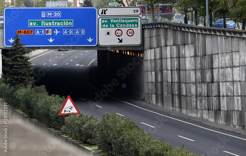 SEÑALES DE TRÁFICO EN LA ENTRADA A UN TUNEL DE LA M30 MADRID