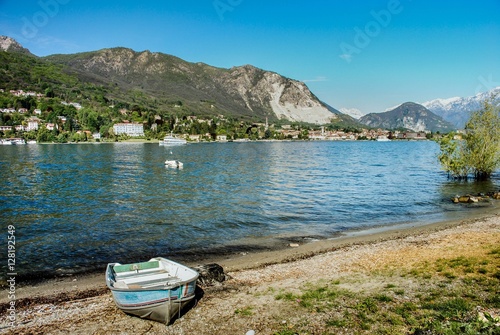 Seeufer am Lago Maggiore mit einem Holzboot