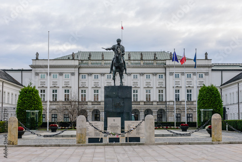 the presidential Palace (Palac Prezydencki) and the monument to Prince józef Poniatowski in Warsaw. 