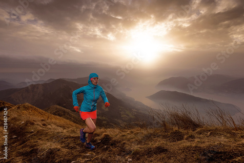 Runner tramonto landscape sunset running moutain skyrace 