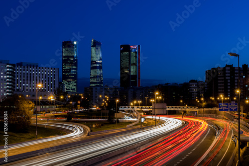 Anochecer de Madrid con los rascacielos y las luces de la carretera