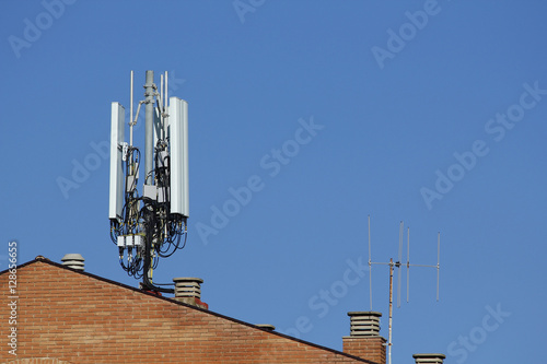 Mobile antenna in the roof of a building