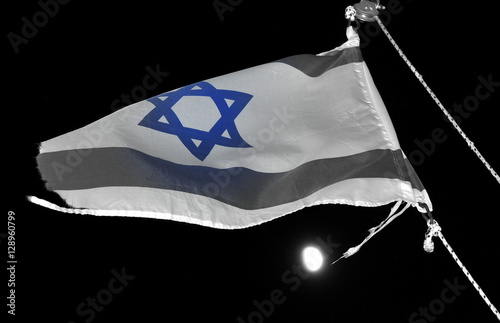 Flagge Israels am Nachthimmel über dem See Genezareth